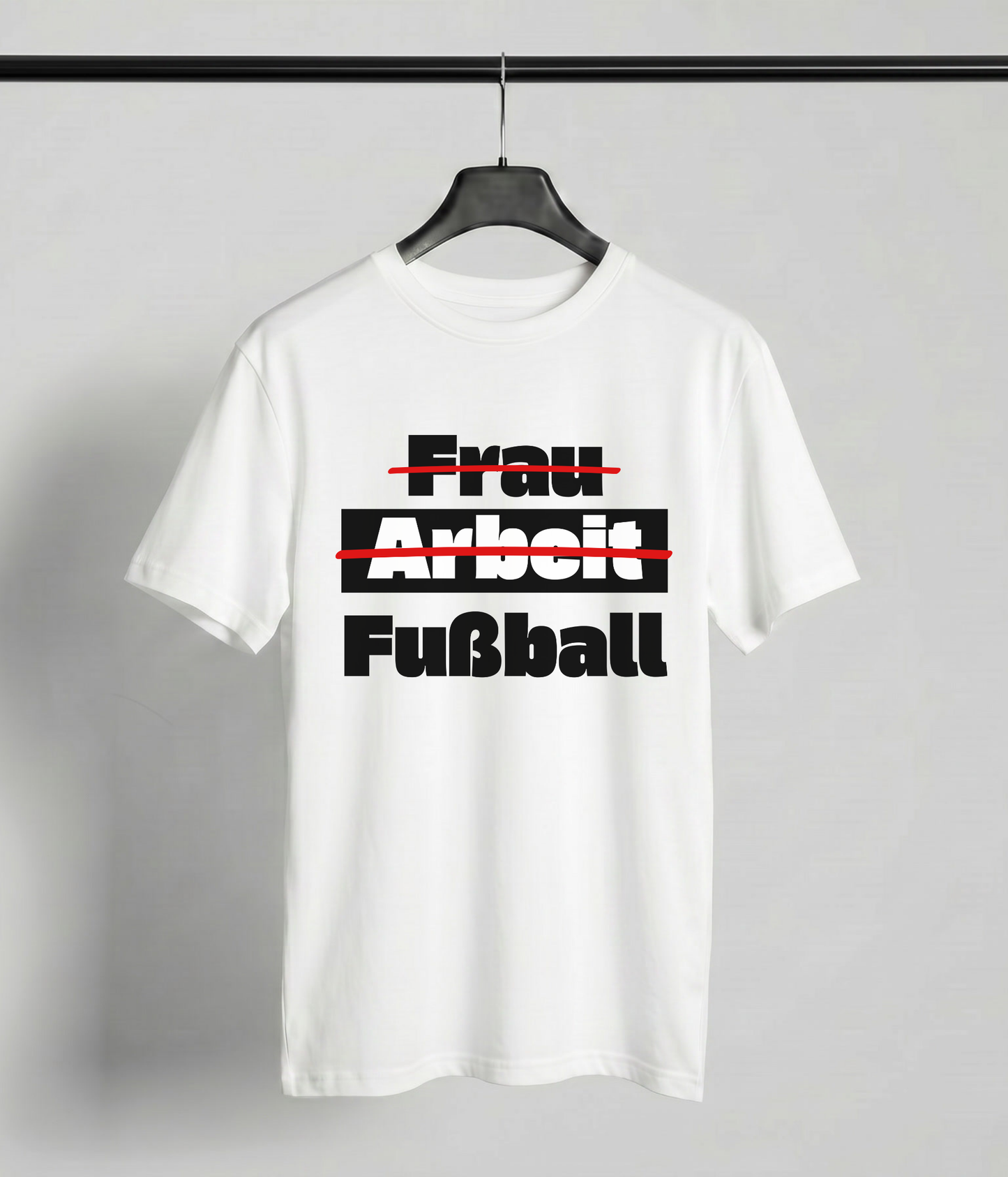 Frau. Arbeit. Fußball.