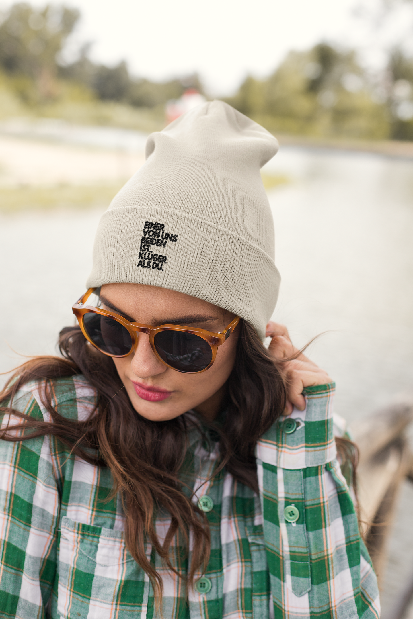 Einer von uns beiden ist klüger als DU.