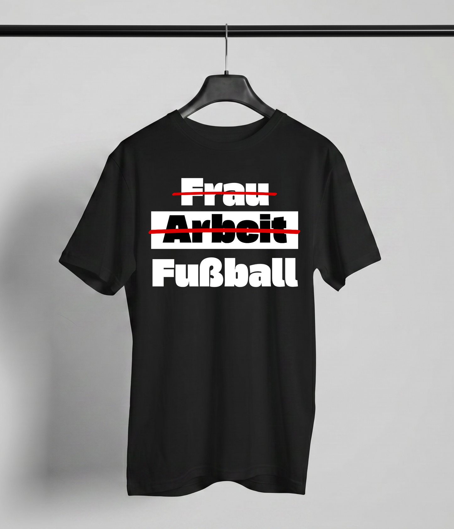 Frau. Arbeit. Fußball.