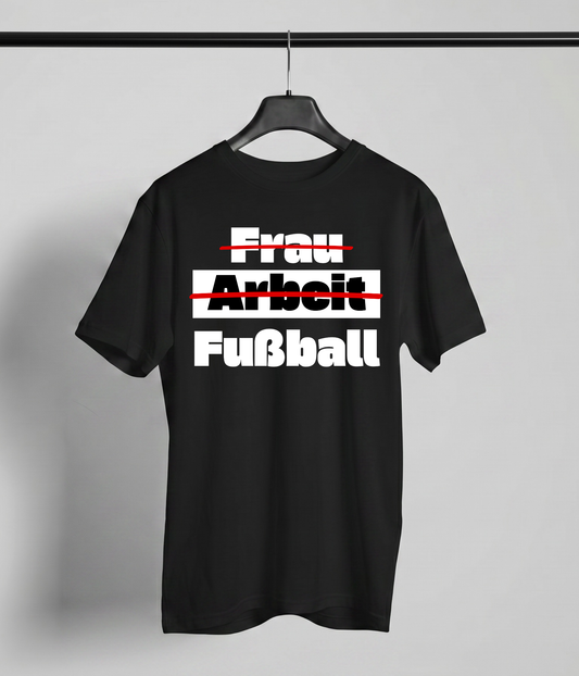 Frau. Arbeit. Fußball.