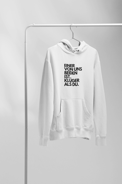 Einer von uns beiden ist klüger als DU.